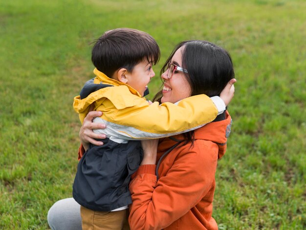 Mãe e filho sendo feliz vista alta