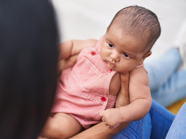 Foto grátis mãe e filho sentados no sofá em casa