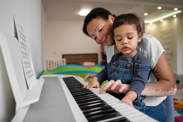 Mãe e filho tocando piano