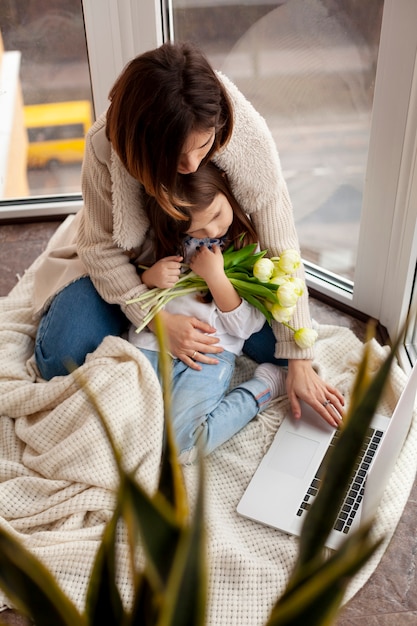 Mãe e filho usando laptop