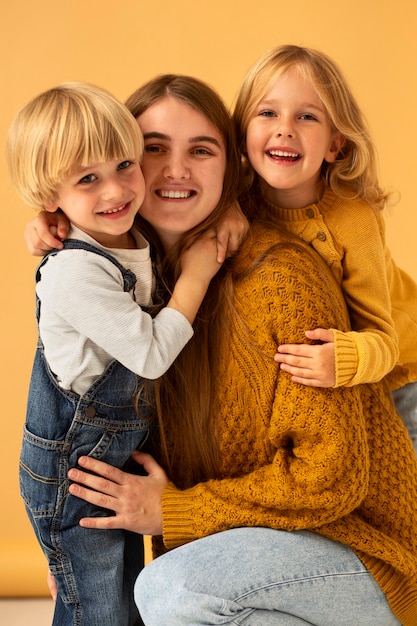 Foto grátis mãe e filhos sorridentes de tiro médio