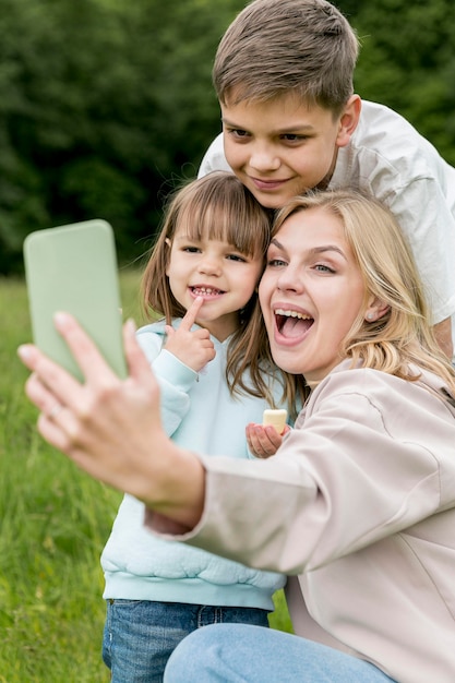 Mãe e filhos tomando uma selfie