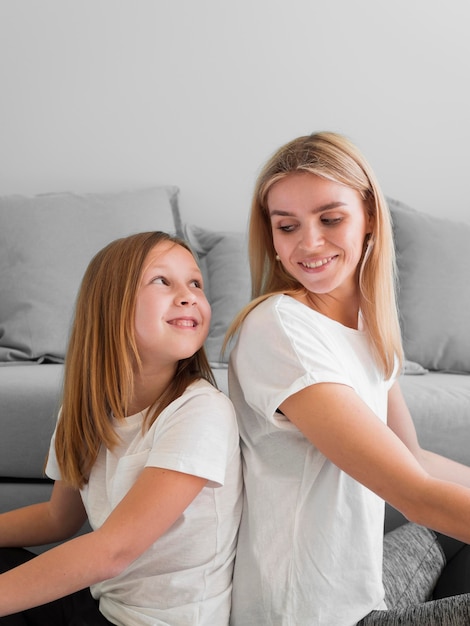 Foto grátis mãe e menina de costas