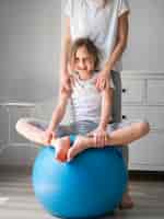 Foto grátis mãe e menina exercitam juntos na bola