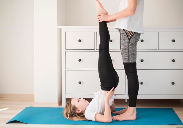 Mãe e menina pose de vela