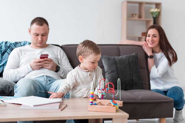 Mãe e pai com bebê em casa