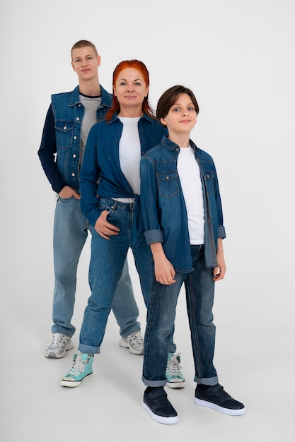 Foto grátis mãe e seus dois filhos vestindo roupas jeans juntos