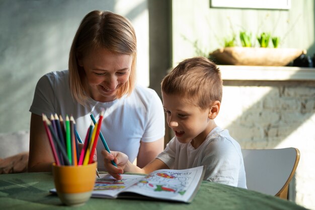 Mãe educando seu filho autista em casa