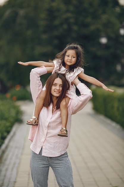 Foto grátis mãe elegante com filha em um parque de verão