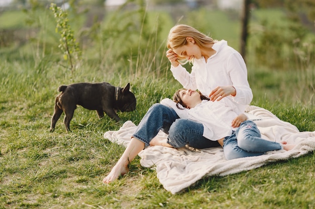 Mãe elegante com filha em uma floresta de verão