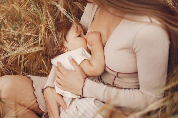 Mãe elegante com filha pequena em um campo