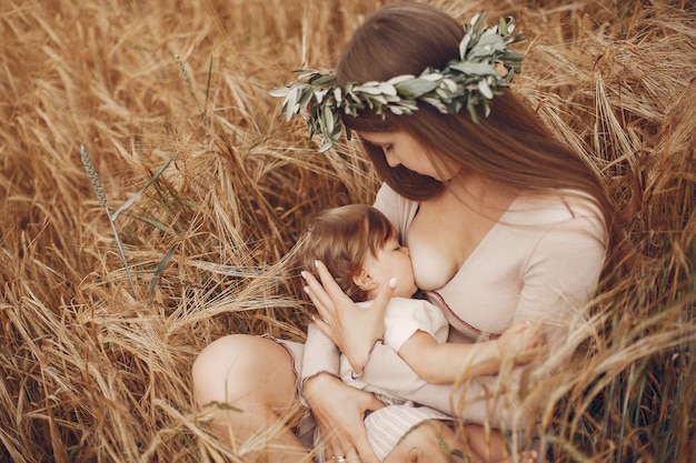 Mãe elegante com filha pequena em um campo