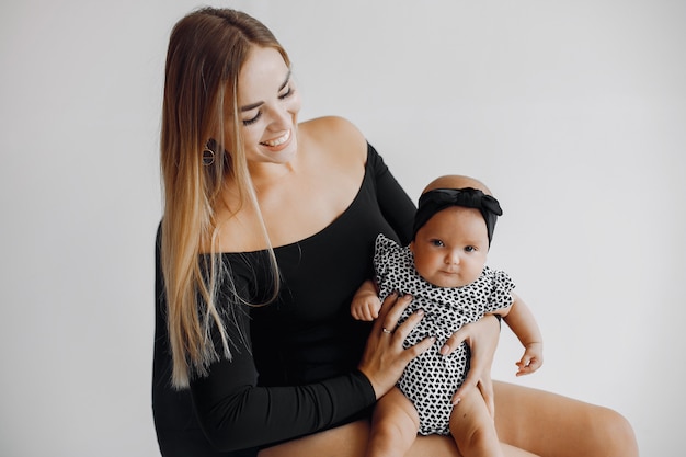 Mãe elegante com filha pequena