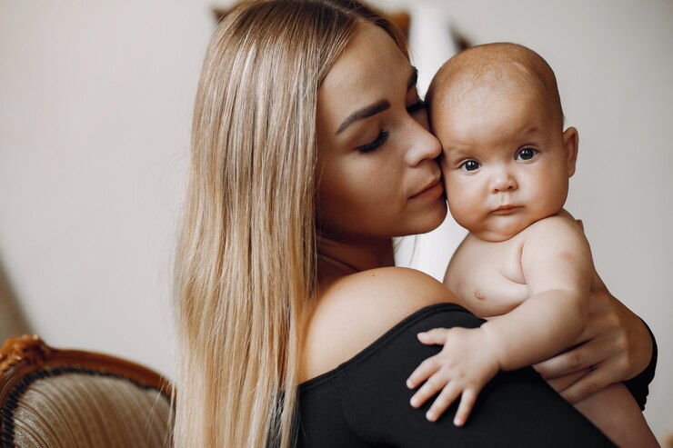 Foto grátis mãe elegante com filha pequena