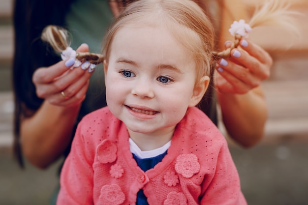 mãe elegante com filha