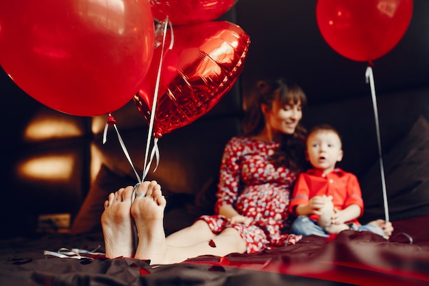 Mãe elegante com filho pequeno em uma cama