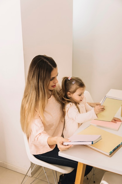 Mãe, estudar, com, filha, tabela