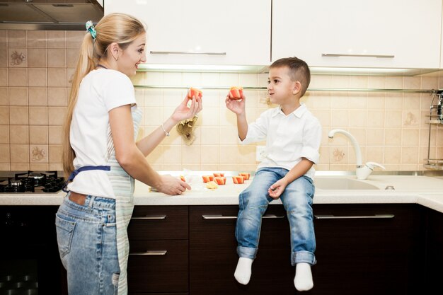 Mãe, família, cozinhar, criança, assando