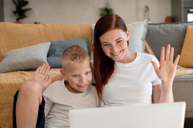 Mãe fazendo uma videochamada em família com o filho