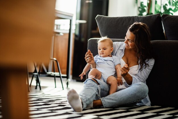 Mãe feliz aproveitando o tempo que ela está passando com seu bebê em casa