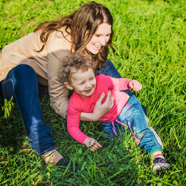 Mãe feliz brincando com seu filho no parque