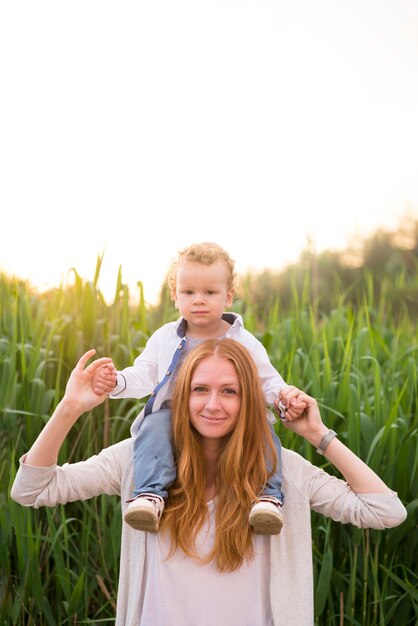 Mãe feliz com a criança na natureza