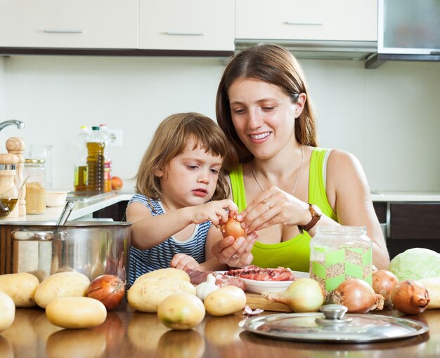 Mãe feliz com cozinha filha