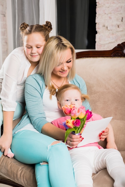 Mãe feliz com filhas juntas