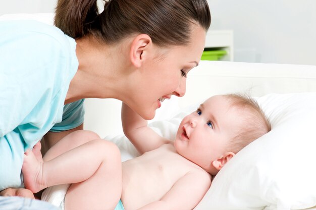 mãe feliz com lindo bebê recém-nascido