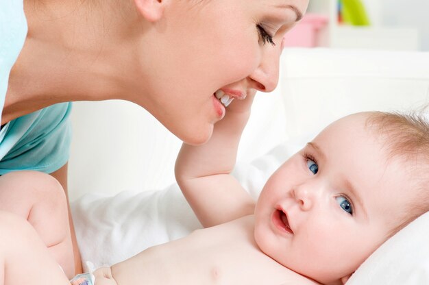 mãe feliz com lindo bebê recém-nascido