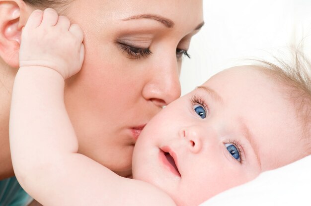 mãe feliz com lindo bebê recém-nascido