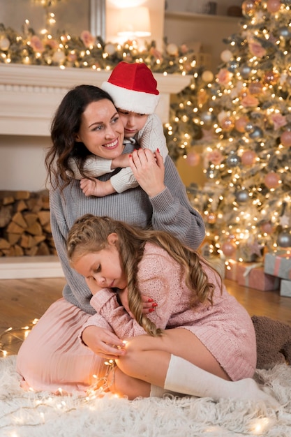 Mãe feliz passando um tempo com os filhos no natal