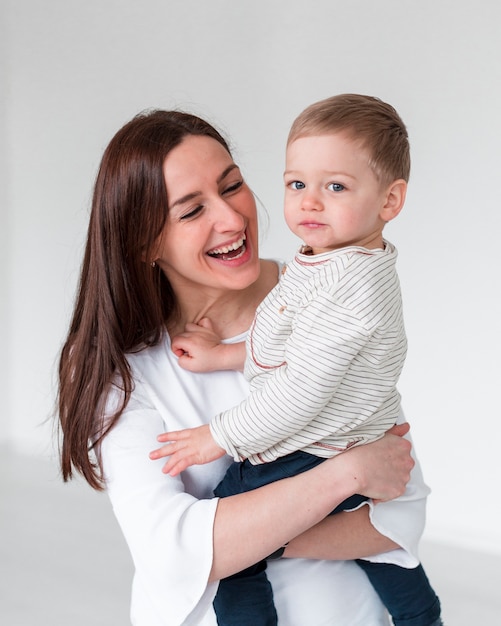 Mãe feliz, segurando a criança