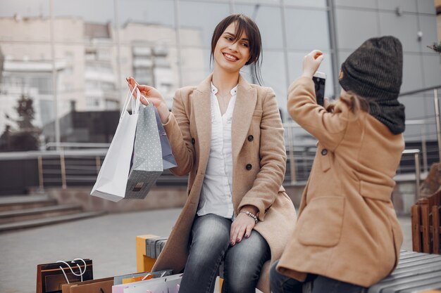 Mãe filha, com, bolsa para compras, em, um, cidade