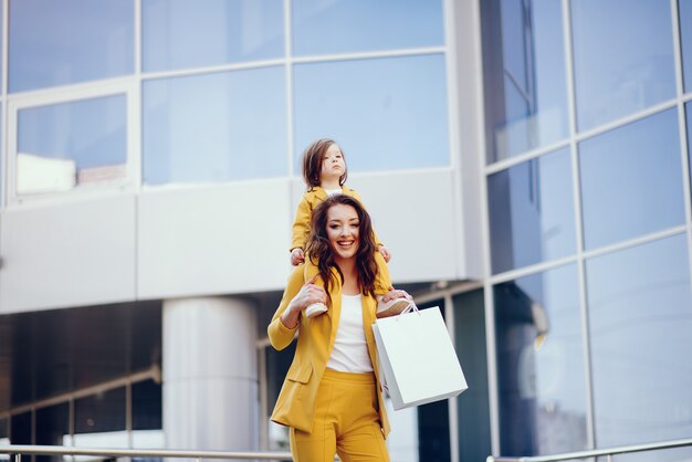 Foto grátis mãe filha, com, bolsa para compras, em, um, cidade