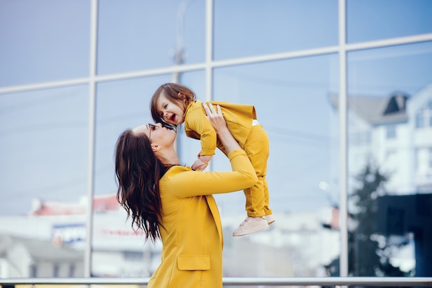 Mãe filha, com, bolsa para compras, em, um, cidade