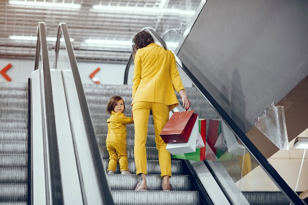 Mãe filha, com, bolsa para compras