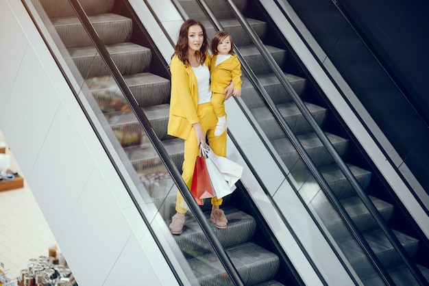 Mãe filha, com, bolsa para compras