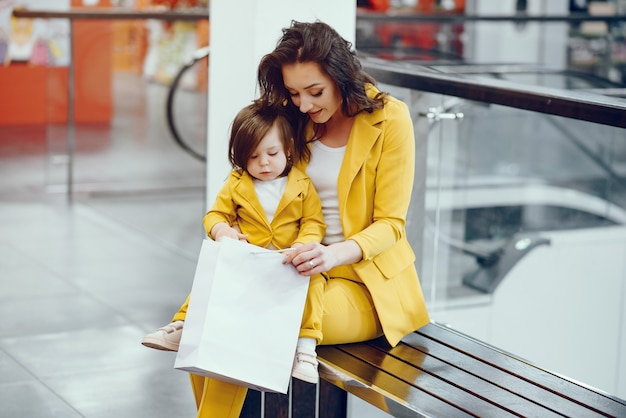 Mãe filha, com, bolsa para compras