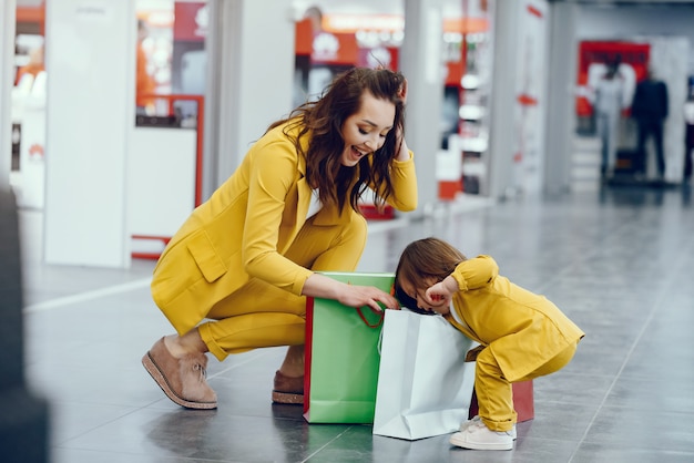 Mãe filha, com, bolsa para compras