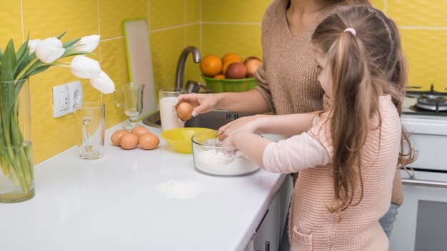 Mãe filha, cozinhar, em, cozinha