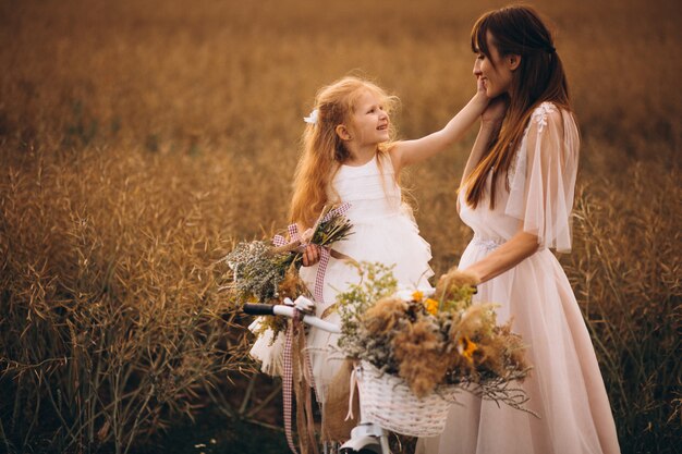 Mãe filha, em, bonito, vestidos, em, campo