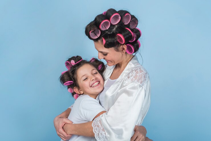Foto grátis mãe filha, em, curlers, abraçando
