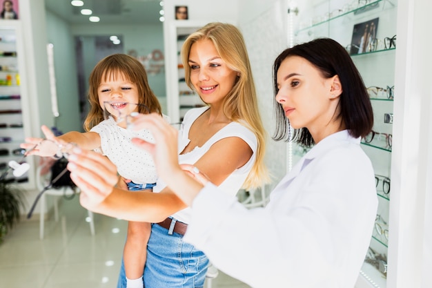 Foto grátis mãe filha, em, oculista, loja