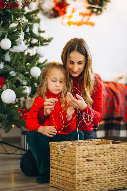 Mãe filha, embalagem, presentes, por, natal, árvore