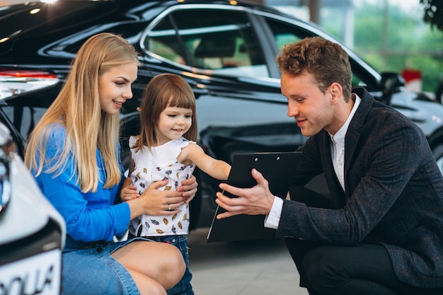 Mãe filha, falando, para, vendas, pessoa, em, um, showroom carro