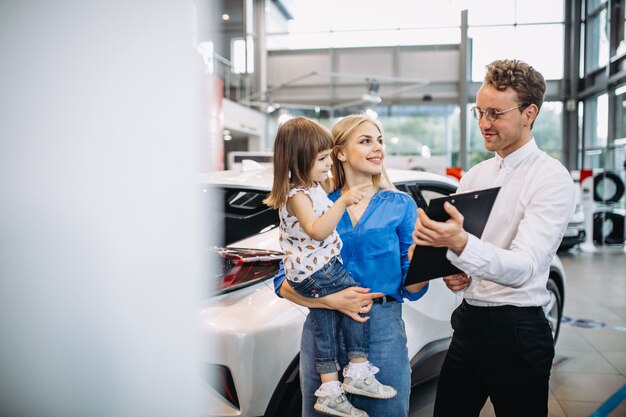 Mãe filha, falando, para, vendas, pessoa, em, um, showroom carro