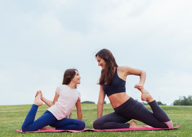 Mãe filha, fazendo, exercícios, ao ar livre