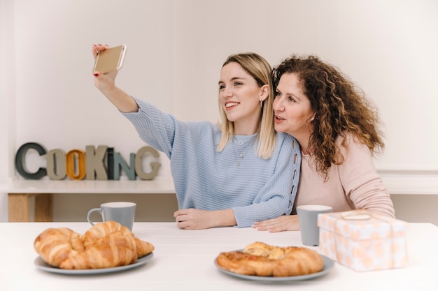 Foto grátis mãe filha, levando, selfie, durante, café da manhã