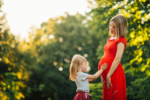 Foto grátis mãe filha, olhando um ao outro